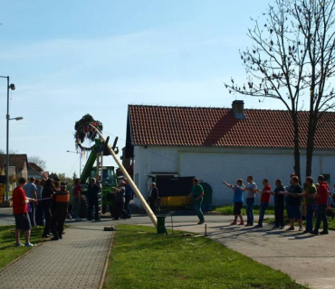 Stavění máje a čarodejnice