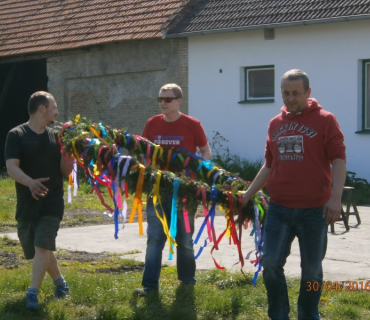 Stavění máje a čarodejnice